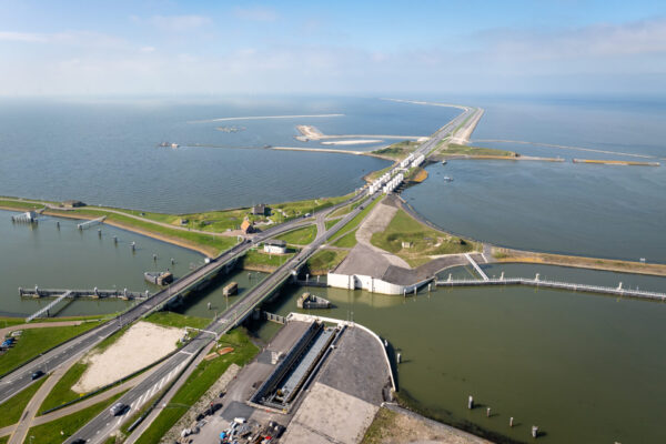 De Afsluitdijk met sluizen en werkzaamheden vanuit de lucht