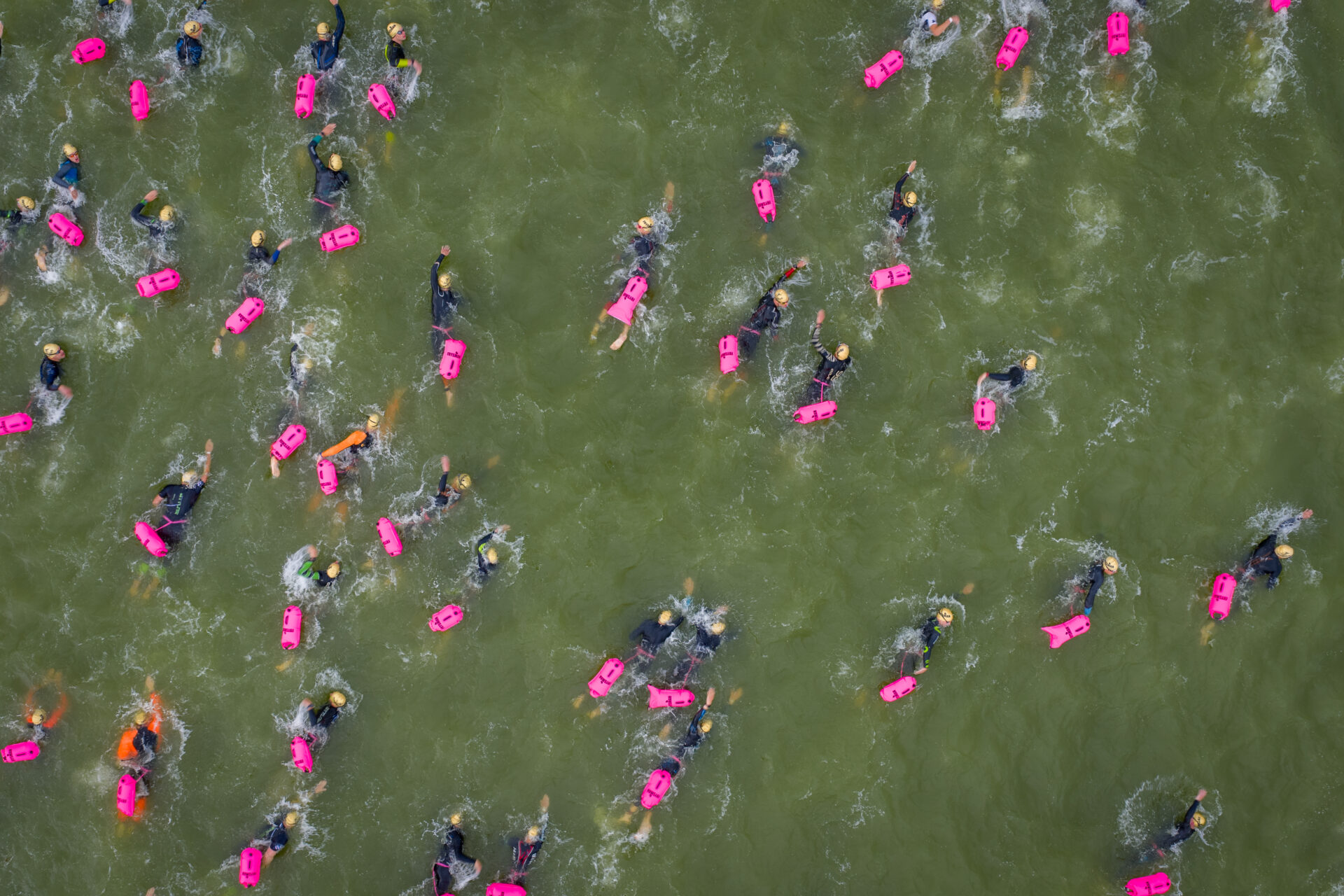 Openwaterzwemmers en zwemboeien vanuit de lucht